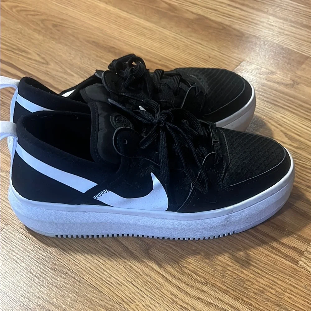 Womanss Black and White Sneakers